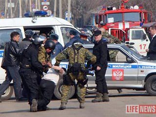 29 апреля Игорь Голубев, будучи в состоянии сильного алкогольного опьянения, подкараулил на углу мэрии главу города, после чего проник к нему в автомобиль