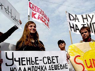 Самая массовая первомайская "монстрация" (шествие творческой молодежи с элементами абсурдистского карнавала) за всю историю существования этой акции прошла в Новосибирске в субботу