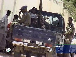 В результате двух взрывов, прогремевших сегодня в мечети Абдалла Шидейе в сомалийской столице, погибли по меньшей мере 30 человек, десятки получили ранения