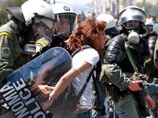 Греческая полиция в субботу применила слезоточивый газ для разгона демонстрантов в столице страны, выступавших против правительственных мер по сокращению дефицита государственного бюджета