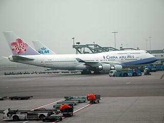 Самолет авиакомпании China Airlines, следовавший рейсом из Тайпея в Шанхай, был вынужден изменить курс и совершить вынужденную посадку, после того как один из пассажиров заявил о находящей на борту авиалайнера взрывчатке