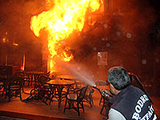 На турецком курорте в городе Бордум сгорел отель, один человек погиб, пострадали 11 туристов.