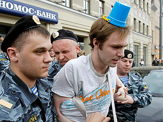 В Москве за флэшмоб задержаны члены общества синих ведерок 