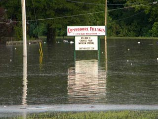 Число погибших в результате наводнения в южных штатах США достигло 15 человек: 12 из них - жители штата Теннеси, трое - Миссисипи. Из-за разгула стихии повреждены сотни домов
