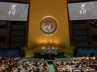 Первый день конференции по выполнению Договора о нераспространении ядерного оружия (ДНЯО) в штаб-квартире ООН в Нью-Йорке, как и ожидалось, превратился в заочную дуэль президента Ирана Махмуда Ахмади Нежада и госсекретаря США Хиллари Клинтон