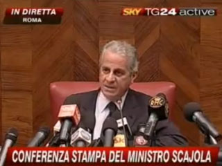 Министр экономического развития Италии Клаудио Скайола подал сегодня в отставку. Его имя фигурирует в расследовании по факту коррупции в высших эшелонах власти