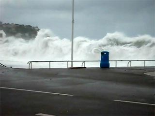 Гигантские волны обрушились на Лазурный берег Франции - под удар попали Ницца и Канны