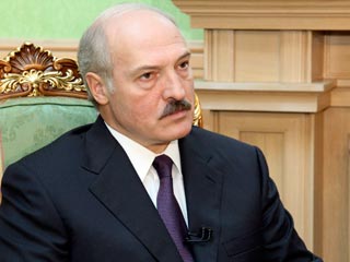 Белорусский лидер Александр Лукашенко разочарован нынешними отношениями с Западом, который не ответил взаимностью на предпринятые Белоруссией шаги навстречу, а также политикой Москвы, взявшей курс на выстраивание "прагматичных" отношений с Минском