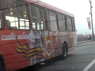 В Петербурге замазанный краской автобус с портретом Сталина отмыли и пустили по маршруту 