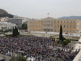 Парламент Греции одобрил законопроект, который предусматривает резкое сокращение государственных расходов в обмен на кредиты ЕС и МВФ