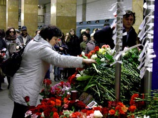 В Москве в сороковой день после взрывов в метро вспоминают жертв трагедии