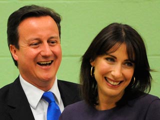 Лидер победившей Консервативной партии Дэвид Кэмерон с женой Самантой, 7 мая 2010 года