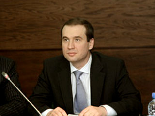 Давыдов, курировавший розничный блок, пришел в центральный аппарат "Сбербанка" в ноябре 2008 года, а до этого возглавлял Волго-Вятский банк Сбербанка России