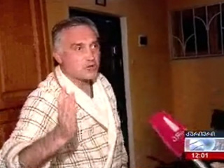 Оппозиционный кандидат в мэры Тбилиси, лидер Консервативной партии Грузии Звиад Дзидзигури накануне ночью угрожал оружием активистам правящей партии, которые расклеивали свои агитационные плакаты на стенах его дома