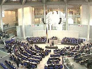 Бундестаг в пятницу большинством голосов одобрил закон, который позволит Германии принимать участие в пакете финансовой помощи Греции