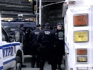 Полиция Нью-Йорка в пятницу перекрыла ряд улиц, прилегающих к Таймс-сквер после обнаружения подозрительного предмета