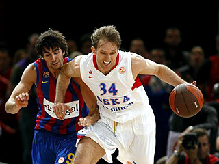 В Париже баскетболисты московского ЦСКА уступили испанской "Барселоне" в полуфинале Евролиги со счетом 54:64