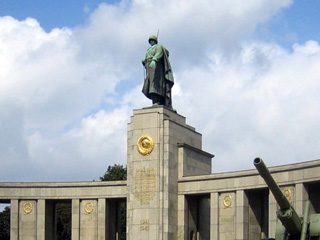 Неизвестные в ночь с субботы на воскресенье осквернили памятник советским солдатам в Берлине