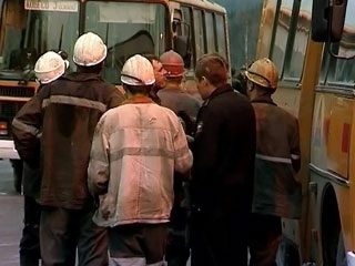 Несмотря на то, что поисково-спасательные работы на шахте пока не возобновлены, четыре отделения горноспасателей спустились в шахту "Распадская" с риском для собственной жизни для эвакуации пострадавших, местонахождение которых известно