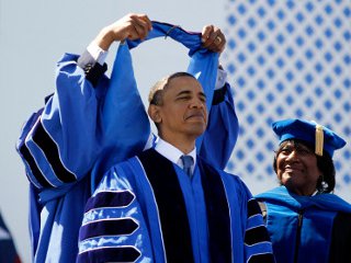 Президент США Барак Обама получил диплом почетного доктора юридических наук. Это звание было присвоено ему Хэмптонским университетом в штате Вирджиния