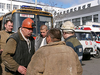 На шахте "Распадская" погибли 30 человек - у спасателей есть 48 часов на спасение выживших