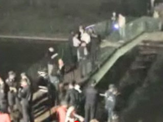 Неприятный инциден произошел сразу после праздничного фейерверка 9 мая в Орле. Как передает Life News, в детском парке обрушился пролет подвесного деревянного моста. Несколько человек, которые смотрели с моста салют, попадали в воду, среди них был годовал