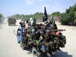 За организацией терактов в столичных мечетях в Сомали "стоят американские власти". С таким утверждением выступил лидер радикальной исламистской группировки "Аш-Шабаб" Фуад Шонголе, раненный при одном из взрывов