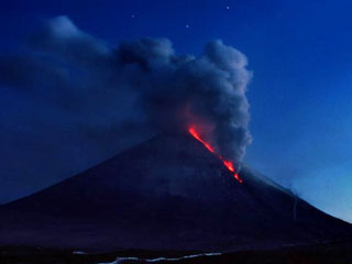 Высочайший действующий вулкан Евразии - Ключевской на Камчатке выбрасывает раскаленную магму на высоту до 200 метров