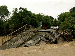 Паводковые воды снесли мост через реку Камчатка вместе с находившимся на нем автомобилем