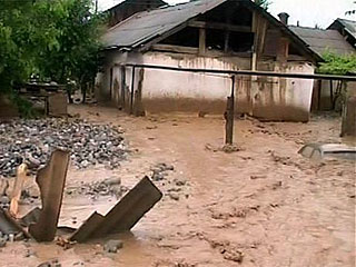 Президент Таджикистана Эмомали Рахмон обратился к мировому сообществу за помощью в ликвидации последствий наводнений и селей, обрушившихся на страну 7 мая