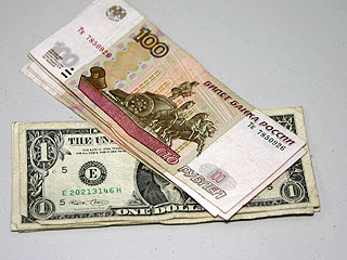 Доллар упал на 36 копеек, рубль снова растет