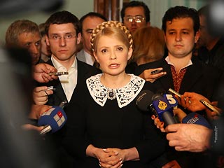 Тимошенко заявила, что обязательно "снимет" Януковича досрочно