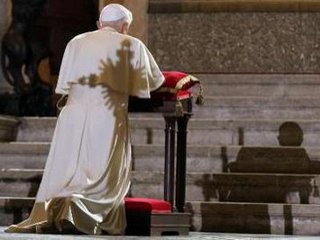 Бенедикт XVI начинает паломничество в португальскую святыню Фатиму