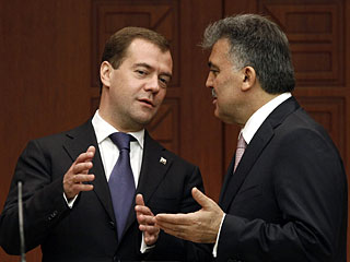 Россия и Турция в среду подпишут соглашение о взаимной отмене виз, сообщил в среду находящийся с официальным визитом в Анкаре президент России Дмитрий Медведев