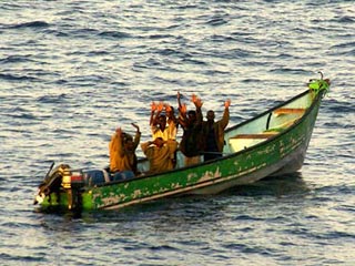 Перед тем, как "отпустить" захватчиков танкера, российские моряки расстреляли их в упор, заявляют сомалийские пираты