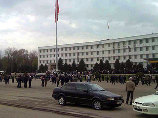 Сторонники свергнутого президента Киргизии Бакиева захватили облгосадминистрацию в Оше