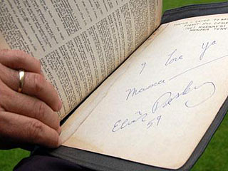 На ежегодной международной выставке церковных принадлежностей и оборудования представлена Библия Элвиса Пресли, на которой он собственноручно сделал несколько записей