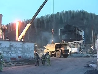 В Кемеровскую область самолетом МЧС доставлен реагент для тушения пожара на шахте "Распадская"