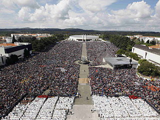 По предварительным данным, до 500 тысяч верующих пришли на богослужение, которое Папа Римский Бенедикт XVI совершил накануне на площади перед церковью Богоматери в португальской Фатиме