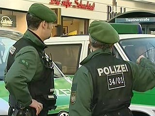 Полиция Германии разыскивает преступника, который похитил супругу директора сберегательной кассы. Злоумышленник грозился убить женщину
