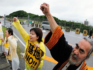 Несмотря на дождь, более 17 тыс. человек приняли сегодня участие в масштабной акции протеста против американского военного присутствия на территории южного японского острова Окинава