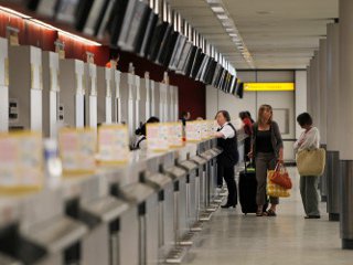 На сутки ранее ожидаемого времени в зону запрета на полеты попали крупнейшие аэропорты британской столицы Хитроу, Гэтвик и Лондон-сити