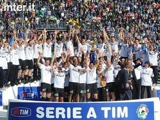 "Интер" в пятый раз подряд стал чемпионом Италии по футболу
