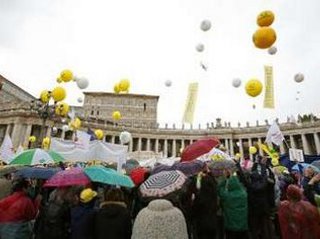 Католики собрались в Ватикане, чтобы выразить солидарность с Папой