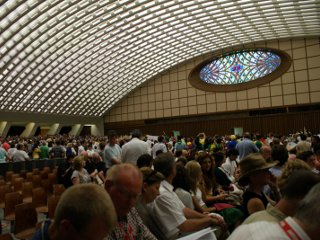 Зал папских аудиенций имени Павла VI вмещает семь тысяч человек. Гостями вечера станут иерархи Католической церкви, а также представители христианских общин из разных стран