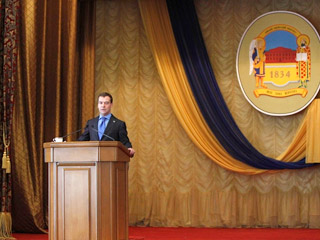 Медведев в Киеве пообещал, что Россия не будет навязывать Украине "газовые схемы"