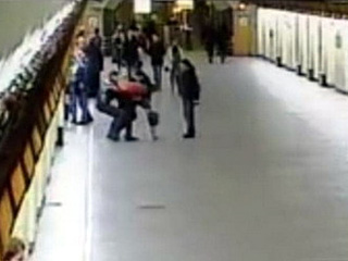 Подробности избиения милиционера в петербургском метро: толпа снимала "шоу" на видео