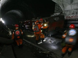 В результате взрыва на угольной шахте в Северном Китае под землей заблокированы 12 человек