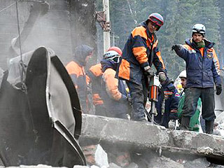 Поисковые работы на шахте "Распадская", где в результате взрывов  погибли 66 человек и 24 пропали без вести, не могут возобновиться из-за сильного задымления
