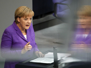 Единая европейская валюта евро находится в опасности, заявила канцлер Германии Ангела Меркель в своем обращении к парламенту страны